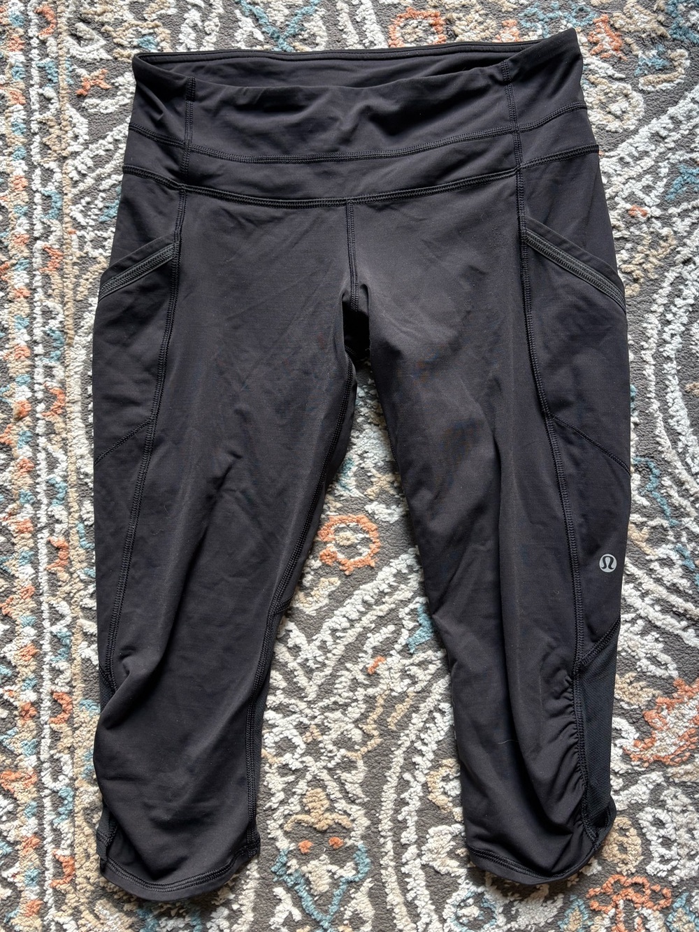 2000s Low/Mid Waist Lululemon Black Capris Leggings Size 8 with pockets